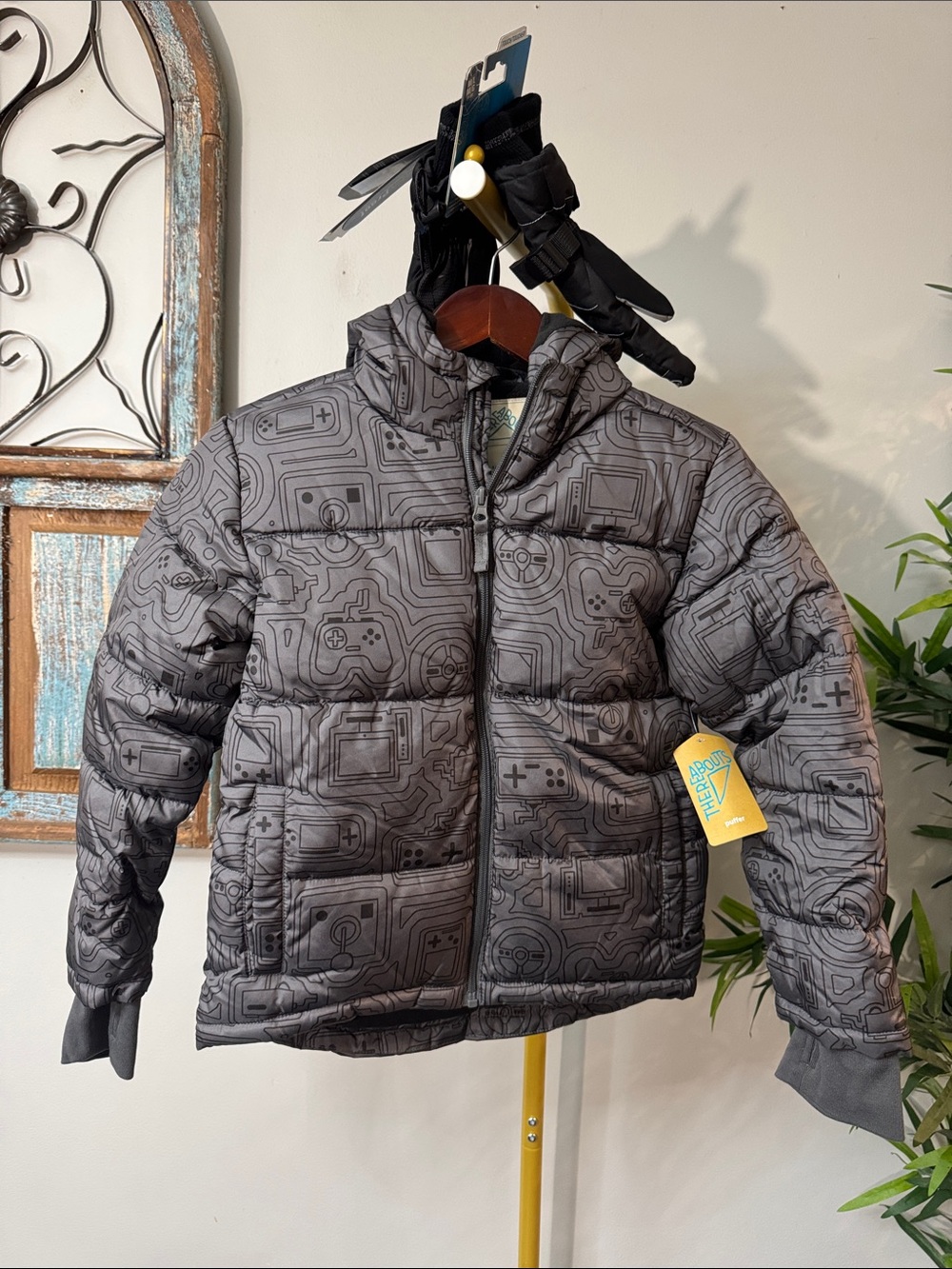 Thereabouts Boys' Graphite Quilted Puffer Jacket Gamer Print and gloves NWT 8